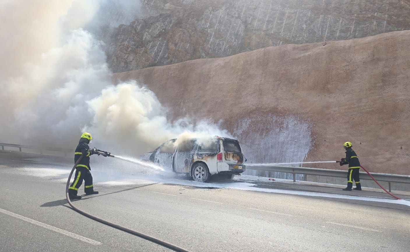 إخماد حريق شب في مركبة على طريق عقبة (العامرات – بوشر)