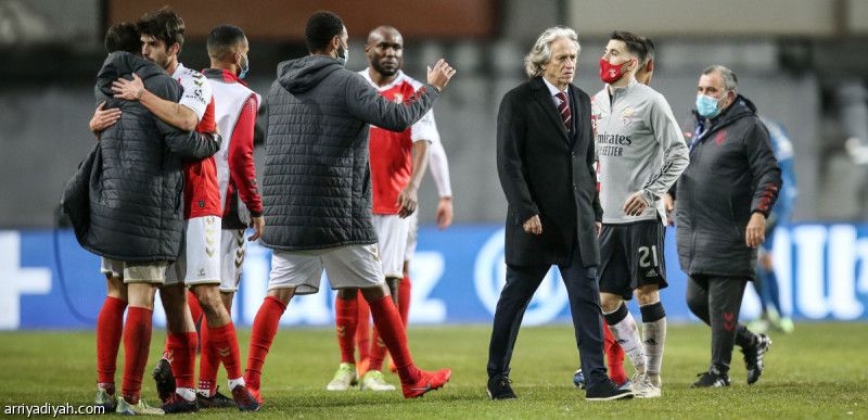 جيسوس يصطدم بأهلاوي أسقطه مع بنفيكا