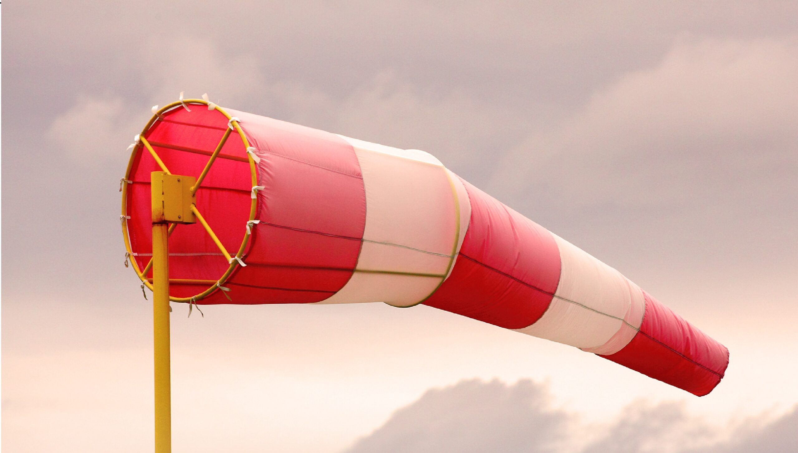 “الأرصاد”: رياح نشطة وارتفاع الموج من الأحد إلى الثلاثاء