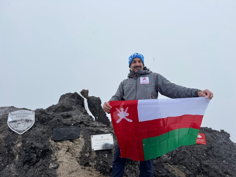 المغامر العُماني سليمان الناعبي يتمكن من الوصول لأعلى قمة جبل كارستينز بإندونيسيا
