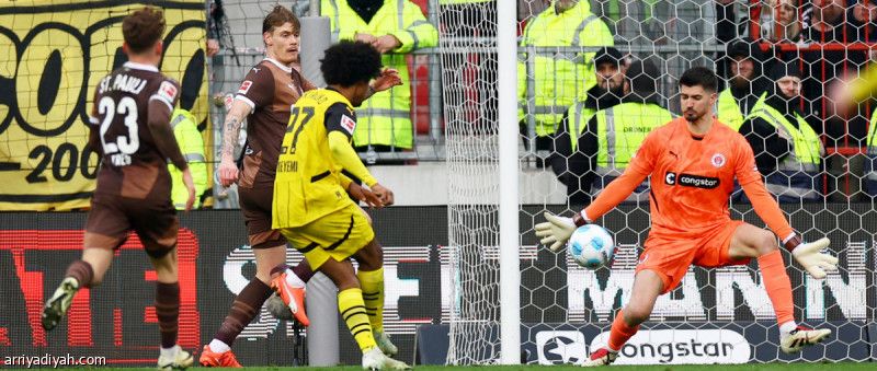 بثنائية باولي.. دورتموند يتمسك بالفرصة