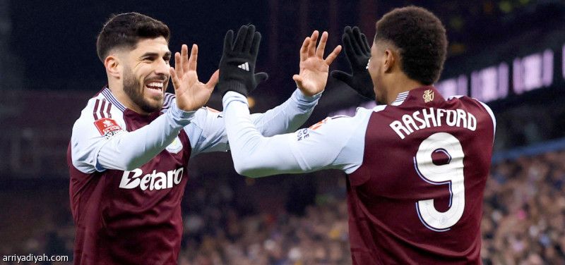 أسينسيو يقود فيلا إلى ربع النهائي