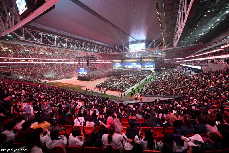 تكلفته 4 مليارات.. الآلاف يحتفلون في «لؤلؤة الشرق»