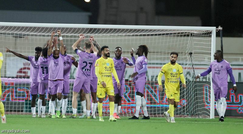 السادسة دون فوز.. الخلود يجمد الخليج بجزائيتن