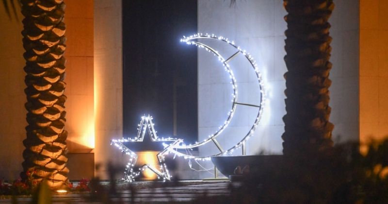 بدر وناصر محمد الساير يستقبلان المهنئين بعد صلاة العشاء