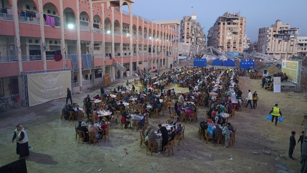 قطر الخيرية تنظم أكبر مائدة إفطار للنازحين في غزة