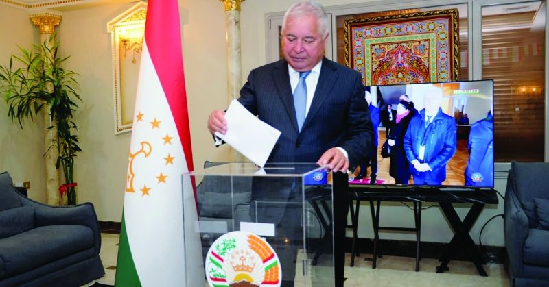 السفير زبيدوف يدلي بصوته