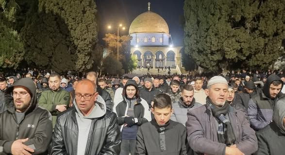 70 ألفا يؤدون صلاتي العشاء والتراويح في رحاب المسجد الأقصى المبارك