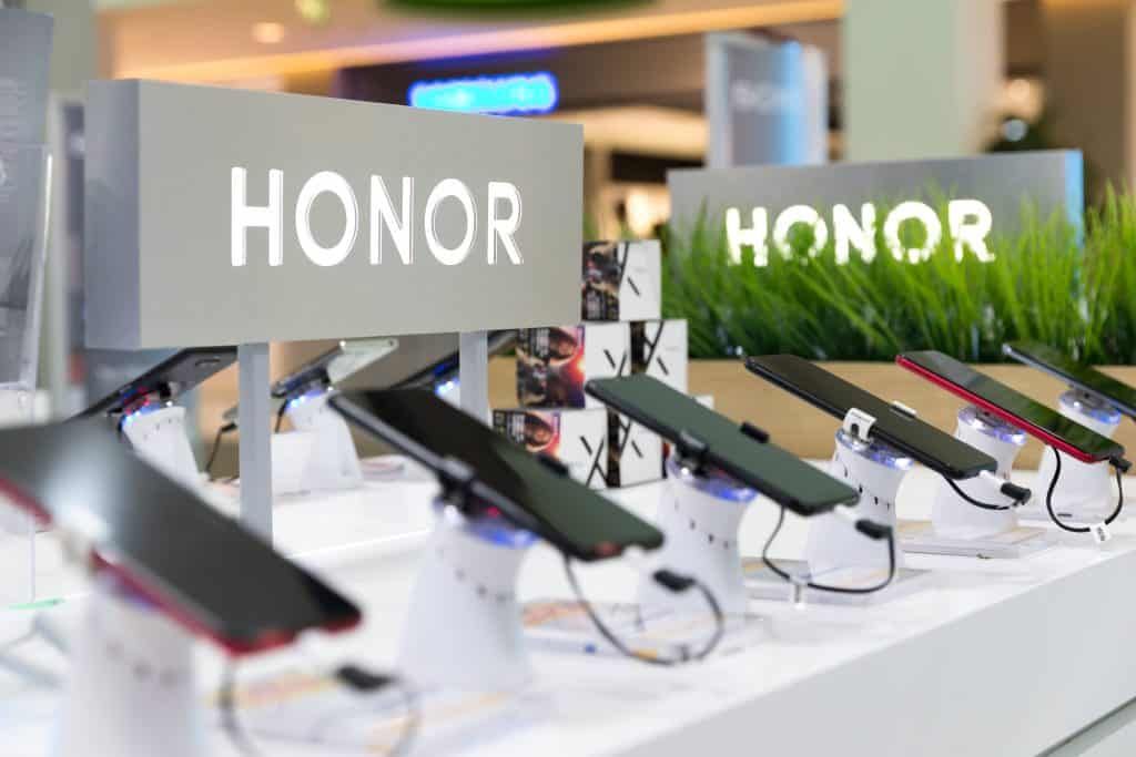 «Honor» الصينية تطلق استثمارات في أجهزة الذكاء الاصطناعي بـ10 مليارات دولار