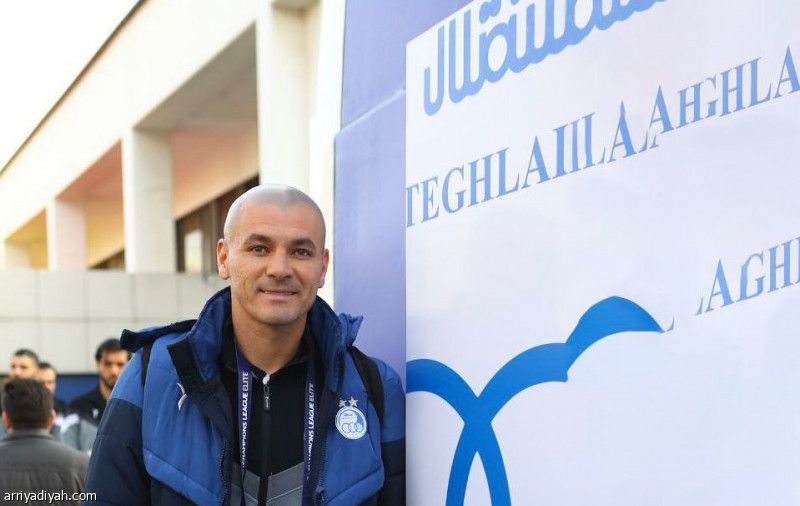 الاستقلال يواجه النصر بـ5 مدافعين