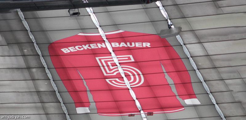 البايرن يكرّم بكنباور بتعليق قميصه في «أليانتس أرينا»