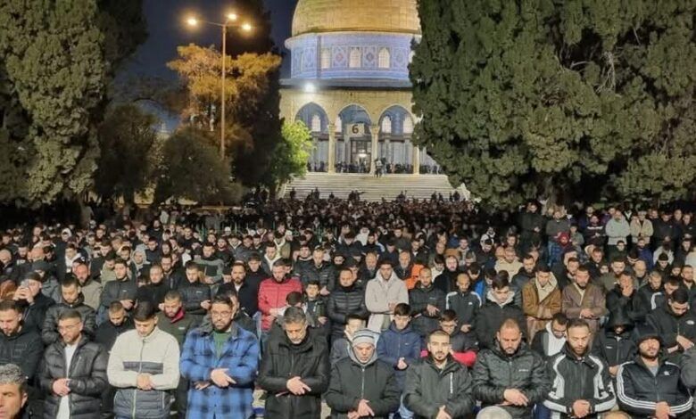 80 ألفًا يؤدون صلاتي العشاء والتراويح في المسجد الأقصى