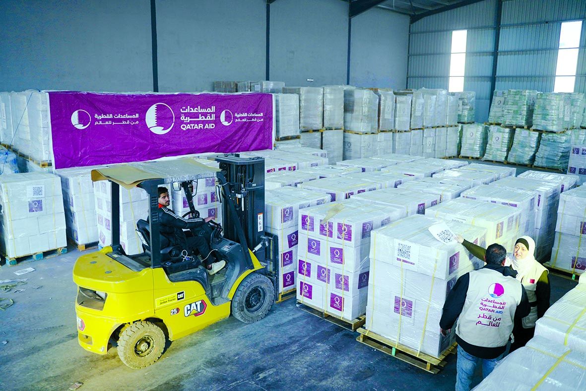 عبر الأردن والضفة الغربية ومصر.. المساعدات القطرية تصل جواً وبراً لأهل غزة