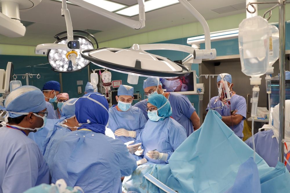 سلطنة عُمان تنجح في إجراء أول عملية فصل لتوأم سيامي