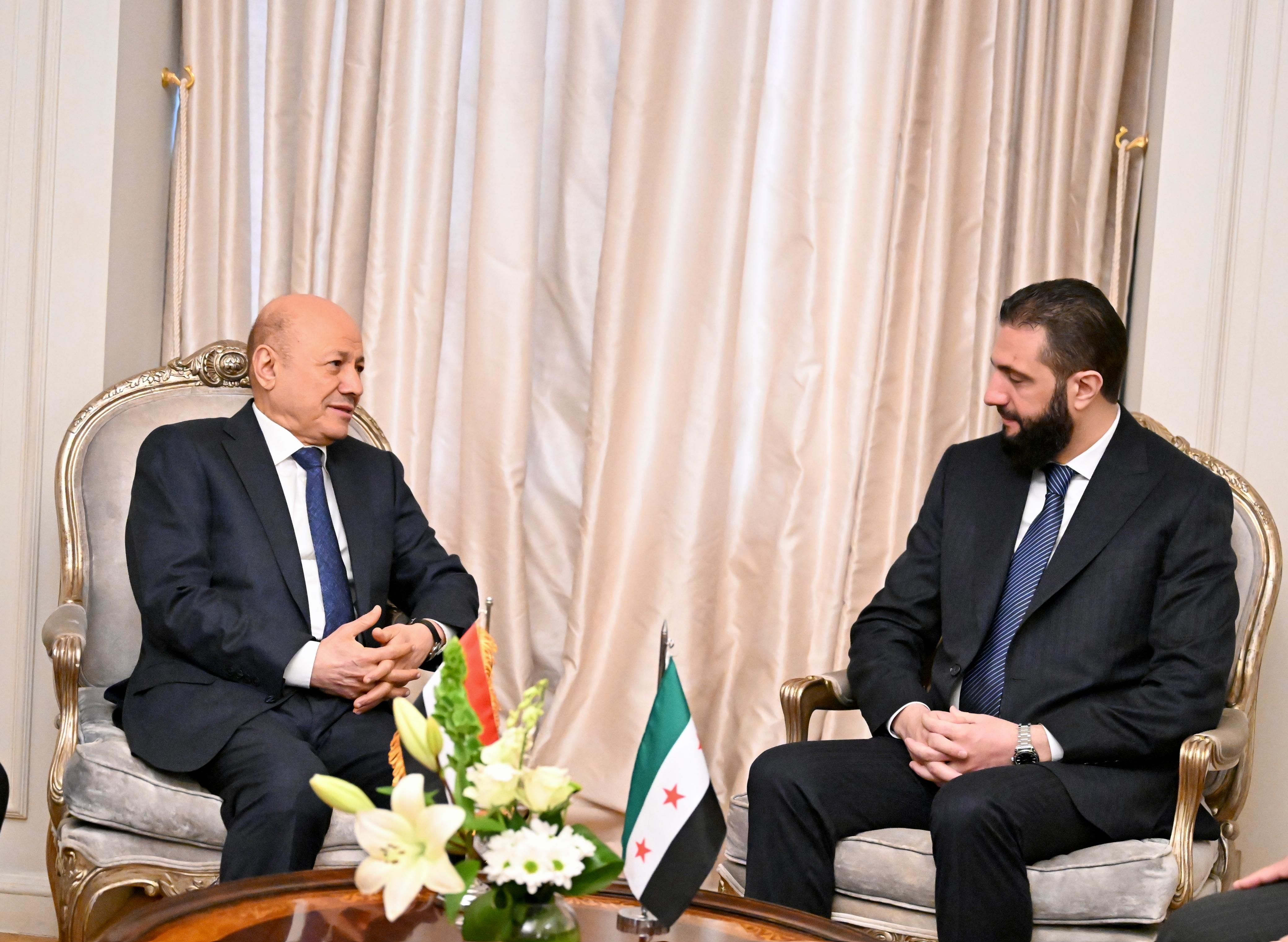 رشاد العليمي يلتقي الرئيس السوري أحمد الشرع ويؤكد على وحدة الأراضي السورية 