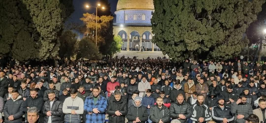 80 ألفًا يؤدون صلاتي العشاء والتراويح في المسجد الأقصى