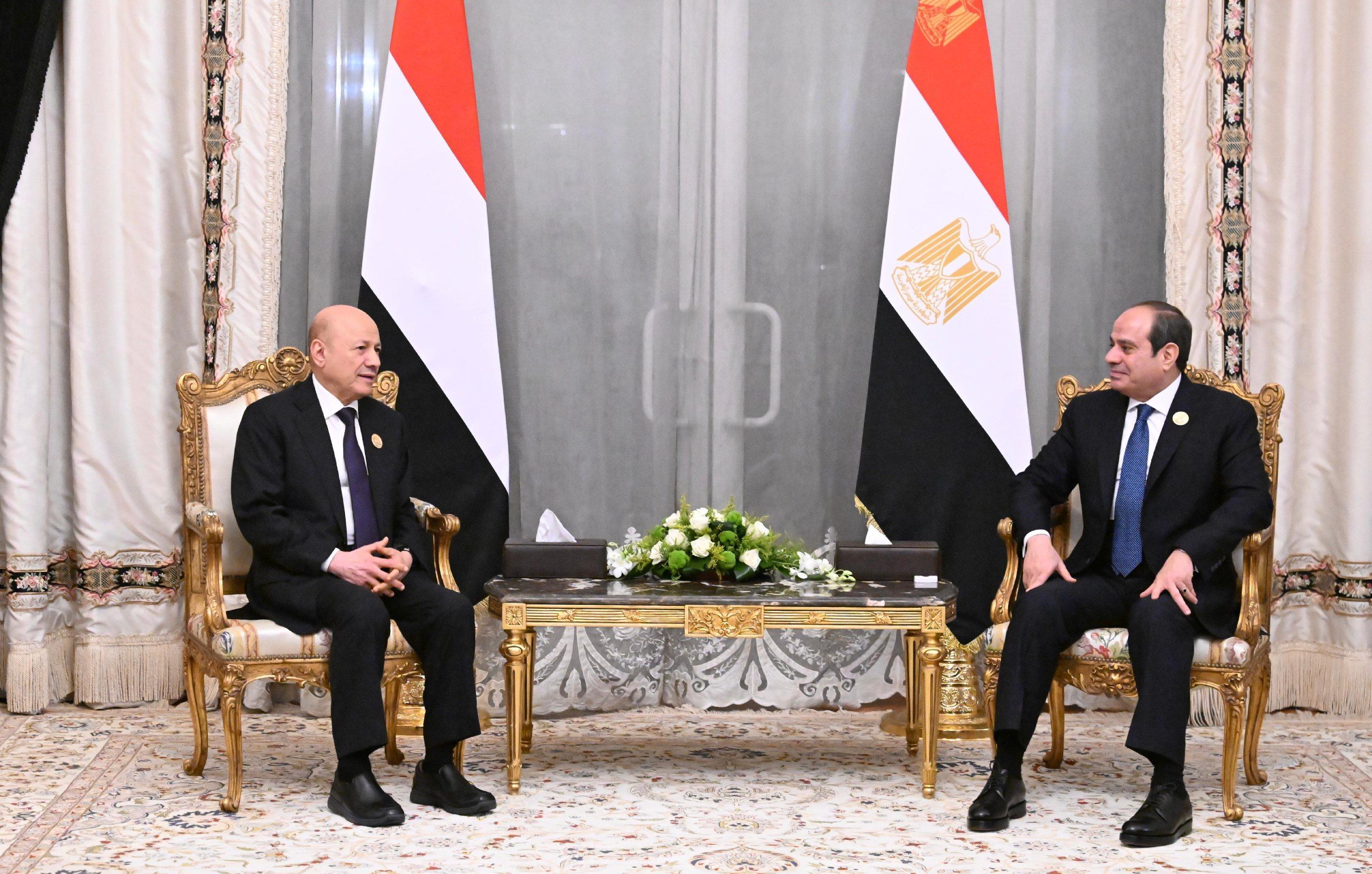 الرئيسان العليمي والمصري يشددان على أهمية وقف الحوثيين لهجماتهم في البحر الأحمر وباب المندب