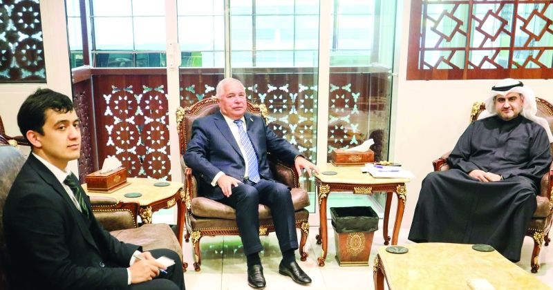 الوزير السميط مستقبلاً السفير زبيدوف