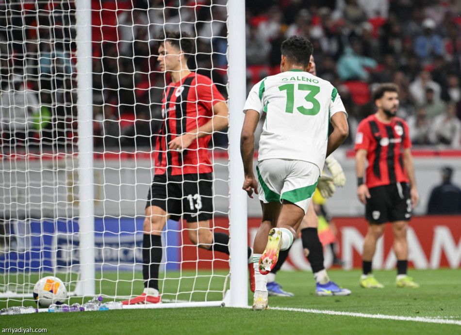 الأهلي يقترب