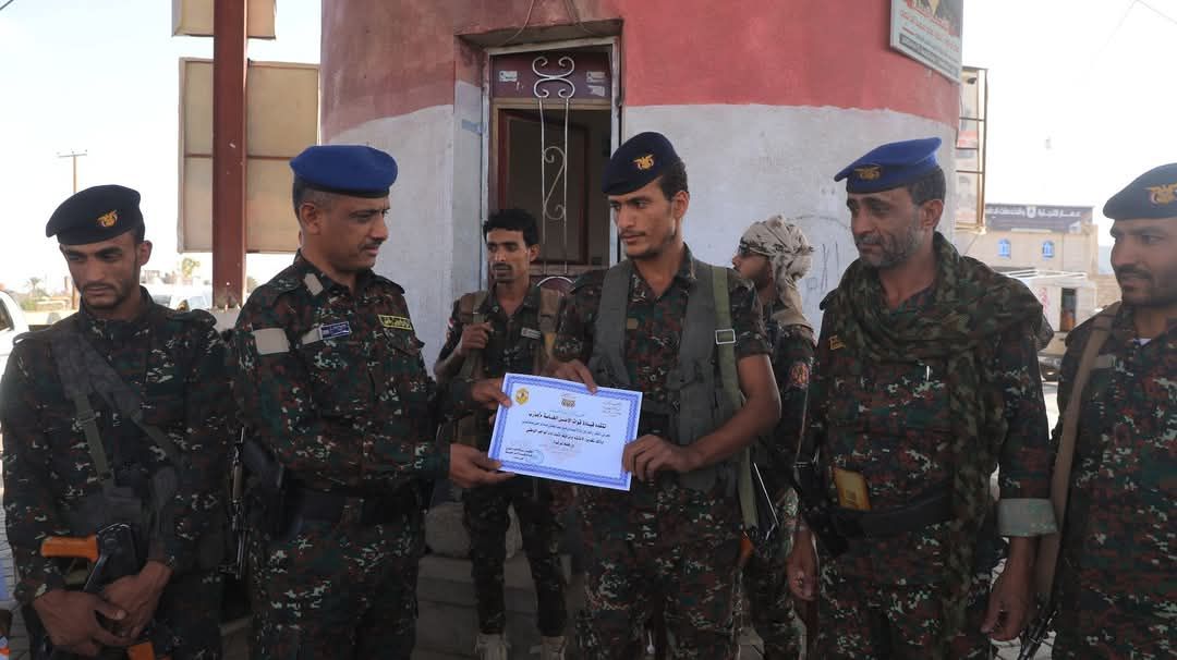 مأرب.. العميد الصبري يكرم جنديًا رفض رشوة للسماح بعملية تهريب