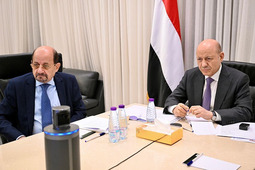 "العليمي" يجتمع بلجنة إدارة الأزمات لمناقشة الوضع الاقتصادي ومتطلبات تنفيذ قرار التصنيف الإرهابي