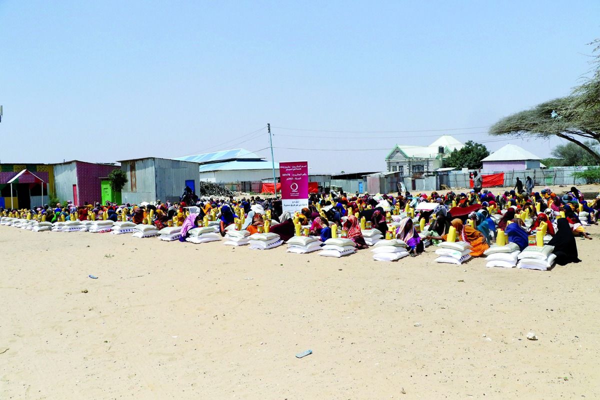 قطر الخيرية توزّع سلالاً غذائية على النازحين الصوماليين