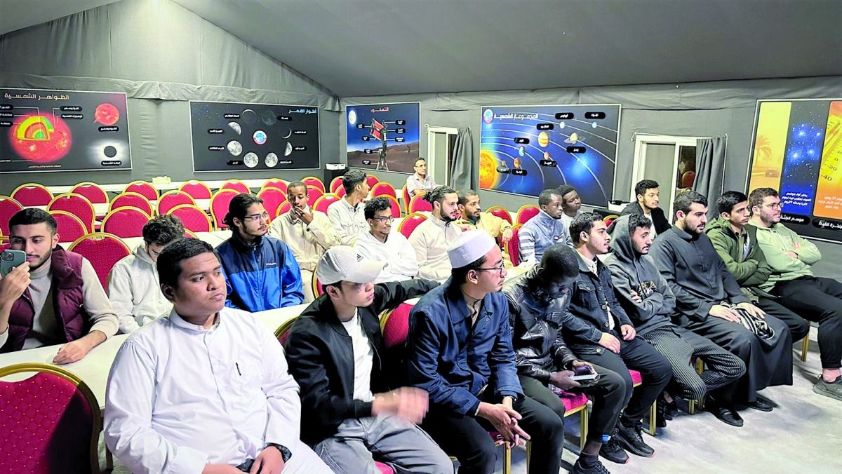 عبر رحلة علمية إلى المخيم الفلكي بالعامرية.. جامعة قطر تعزز شغف الطلاب بعلوم الفلك