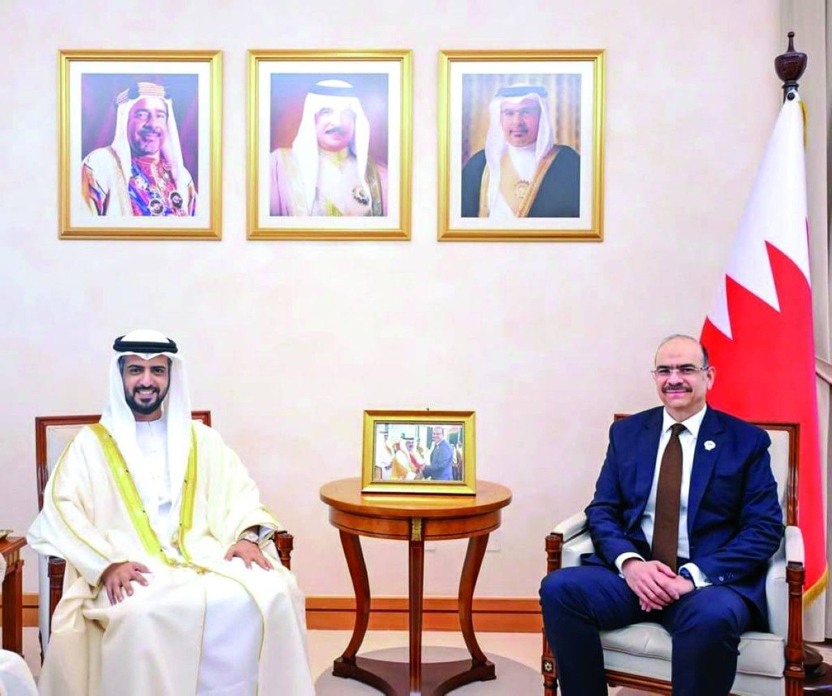 سفير الإمارات يستعرض التعاون المشترك مع وزير الشؤون القانونية البحريني
