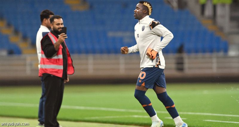 إيمانويل يثبت تشكيلة الوحدة.. ويدافع بـ 5 أمام الهلال