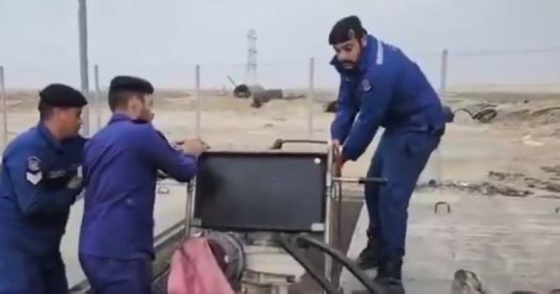 فرق الإطفاء تساهم في تصريف مياه الأمطار بمنطقة صباح الأحمد