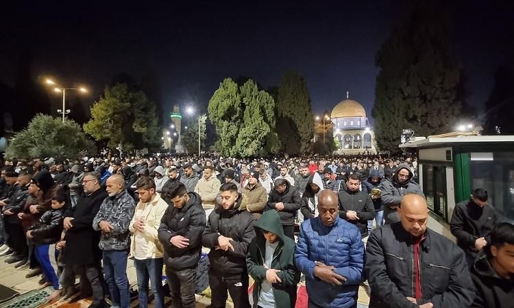 دائرة الأوقاف الإسلامية بالقدس: 60 ألفا يؤدون صلاتي العشاء والتراويح في رحاب المسجد الأقصى المبارك