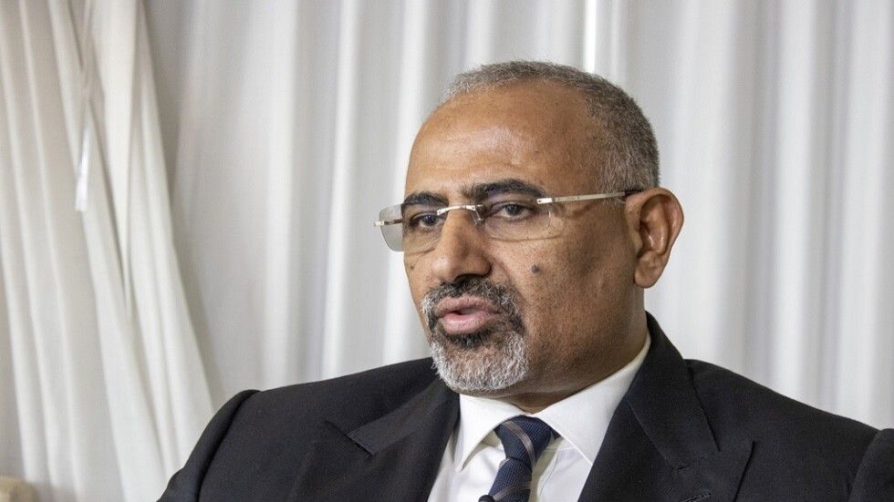 عيدروس الزبيدي يقول إنه وجه الحكومة بتوظيف 17 ألف خريج من عدن