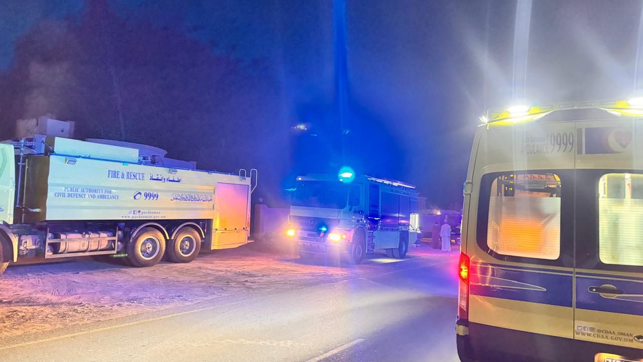 إخماد حريق في منزل بمنطقة الدفيشي بعبري دون إصابات