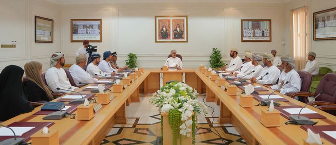 بلدي البريمي يناقش المشروعات التنمويّة والخدميّة بالمحافظة