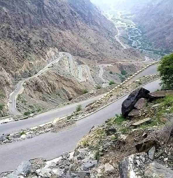 أبين.. وساطة تنجح في فتح طريق الحلحل الرابط بين لودر ومكيراس