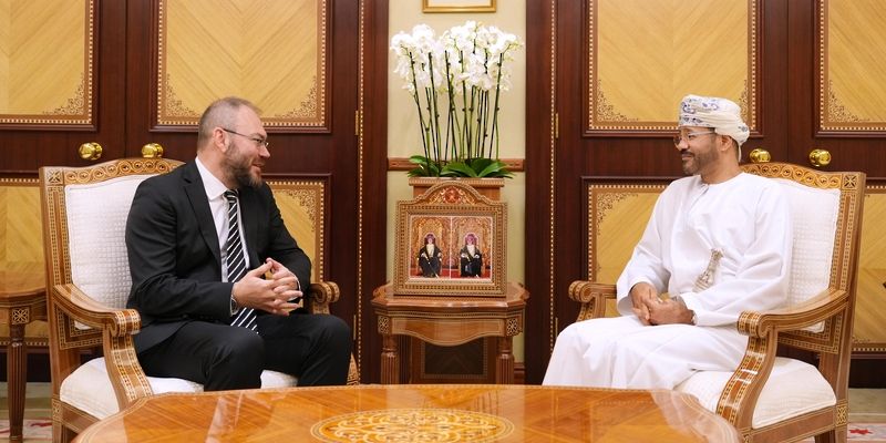 وزير الخارجية يودّع السفير الروماني ويتسلّم نسخة من أوراق اعتماد السفير الياباني