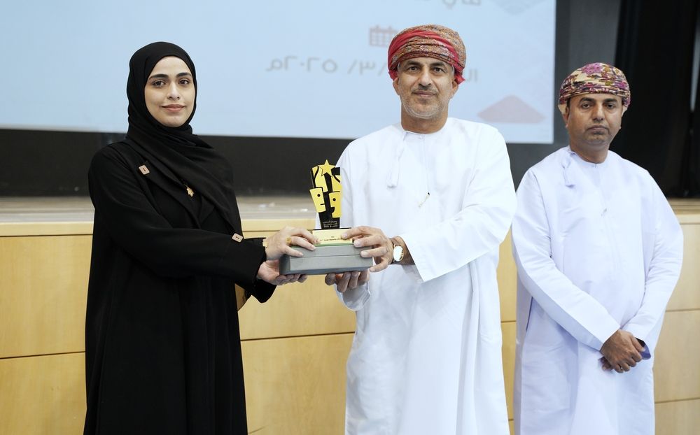 تكريم المدارس المجيدة في مسابقات الأنشطة التربوية بشمال الباطنة