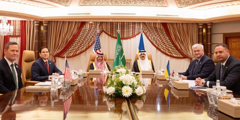 سلطنة عُمان تُرحّب باستضافة السعودية لمباحثات أمريكية أوكرانية