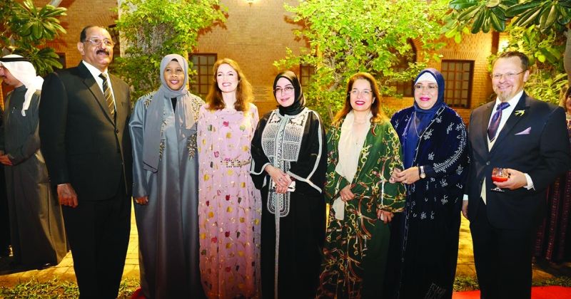 السفيرة لويس تتوسط عدداً من الدبلوماسيين خلال الغبقة