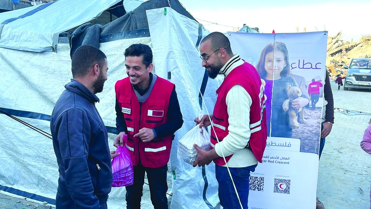 الهلال القطري يوزع وجبات غذائية على الصائمين بغزة