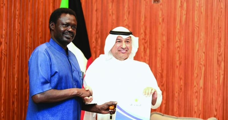 حاكم دارفور خلال لقائه السفير الظفيري