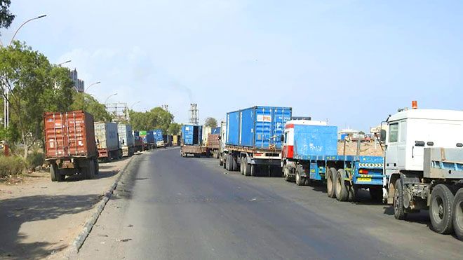 الحديدة.. عصابات حوثية تتقطع لشاحنات النقل لانتزاع جبايات إضافية