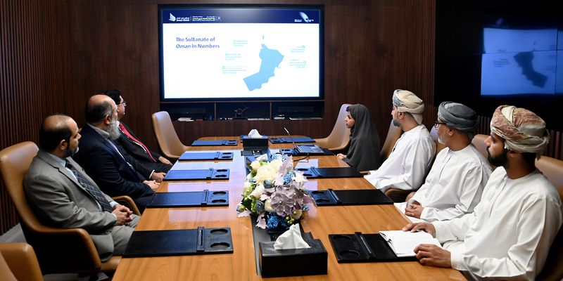 وزير التجارة الفدرالي الباكستاني يزور صالة استثمر في عُمان