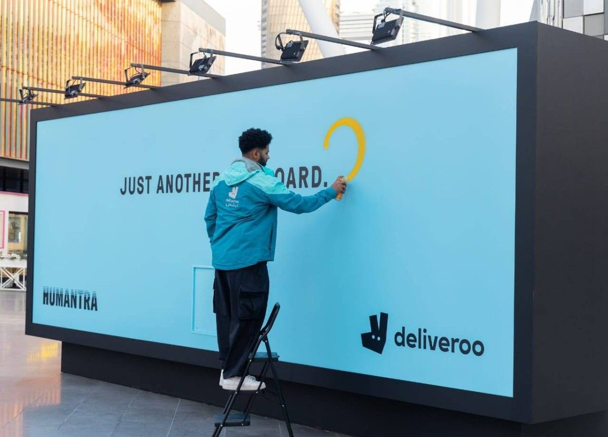 دبي تحتضن أول لوحة إعلانية لتقديم المشروبات المرطبة في الإمارات