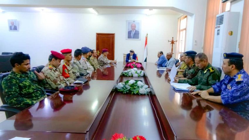 محافظ تعز يشدد على رفع اليقظة والجاهزية لمواجهة التحديات الأمنية