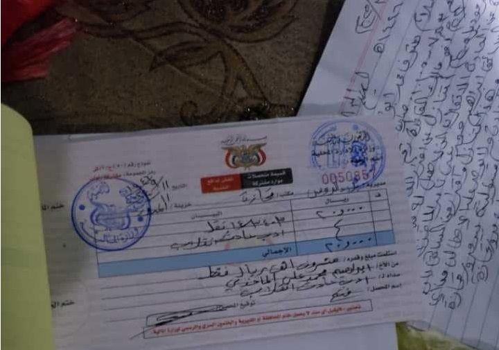 مليشيا الحوثي تفرض غرامة مالية على سائق شاحنة إثر انقلاب شاحنته