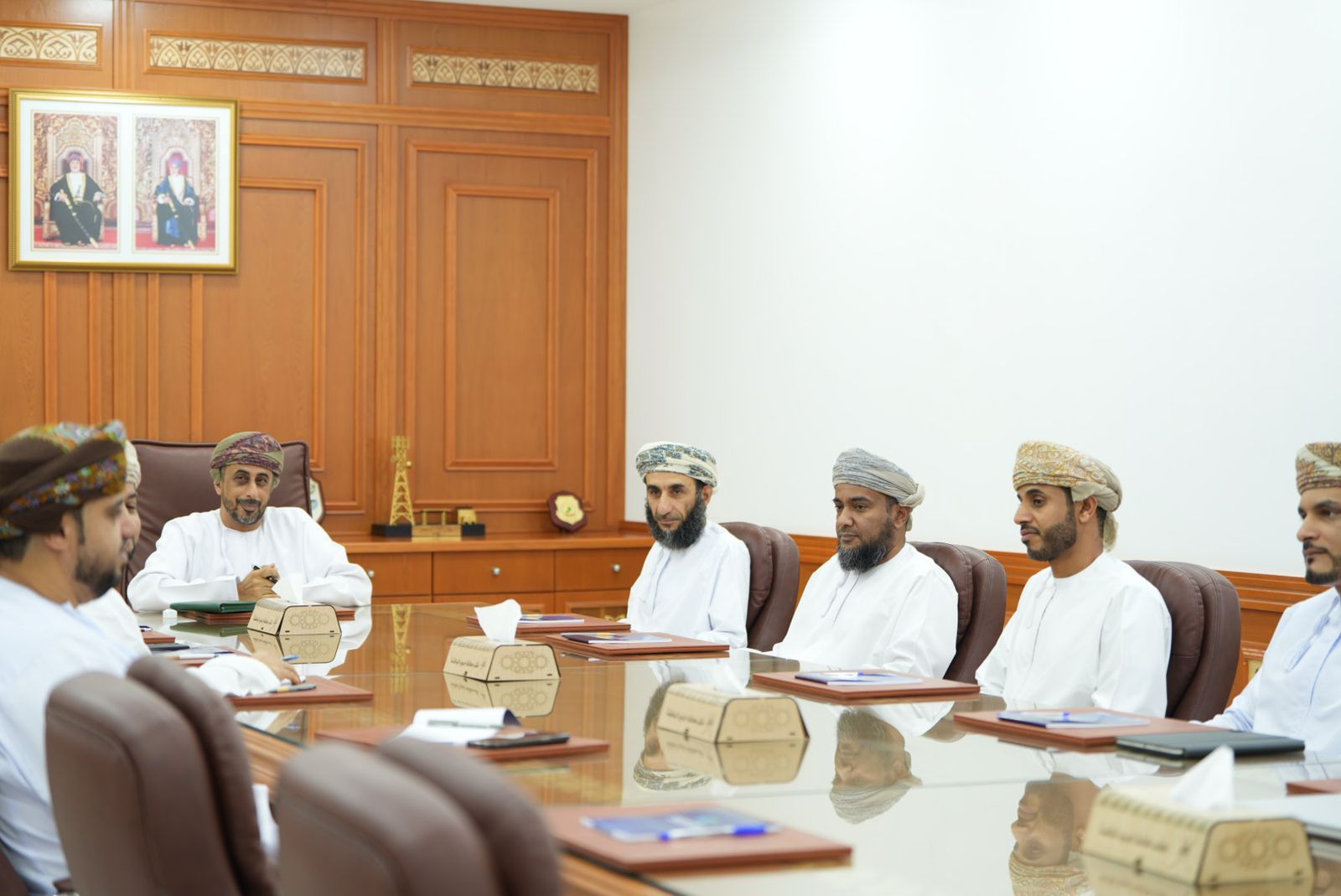 محافظ جنوب الباطنة يبحث تعزيز التعاون مع شركات الطاقة وتحلية المياه