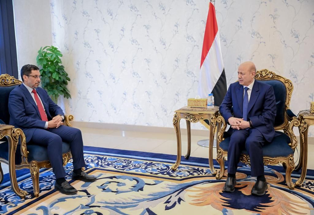 "بن مبارك" يمنع المسؤولين من مغادرة عدن دون موافقة.. 10 سنوات من غربة الرئاسة والحكومة