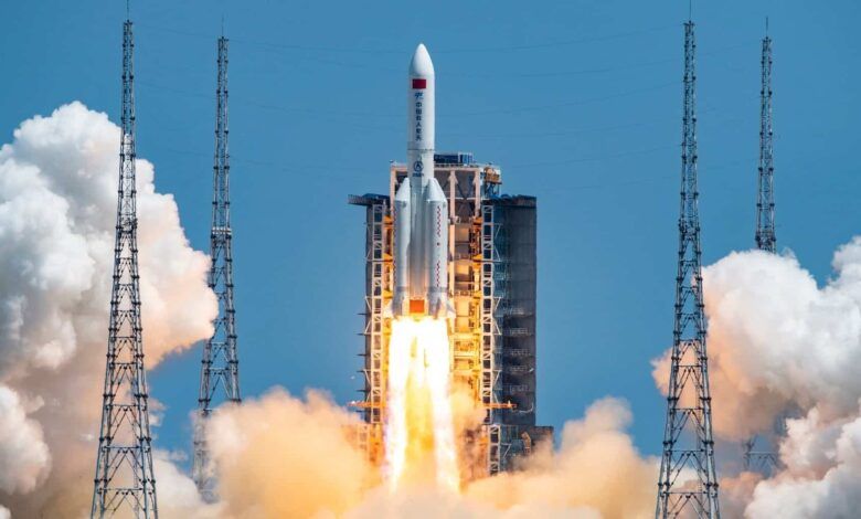 الصين تطلق قمرين اصطناعيين جديدين