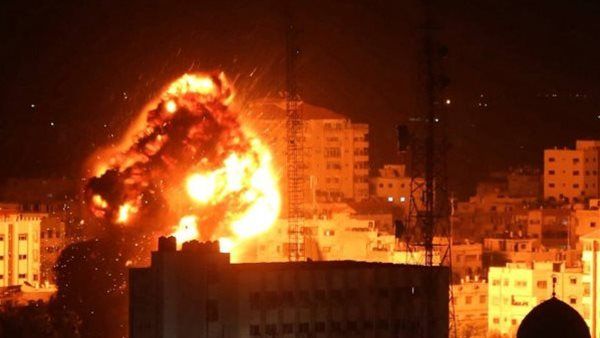 جيش الاحتلال ينسف منازل الأهالي داخل مخيم نور شمس